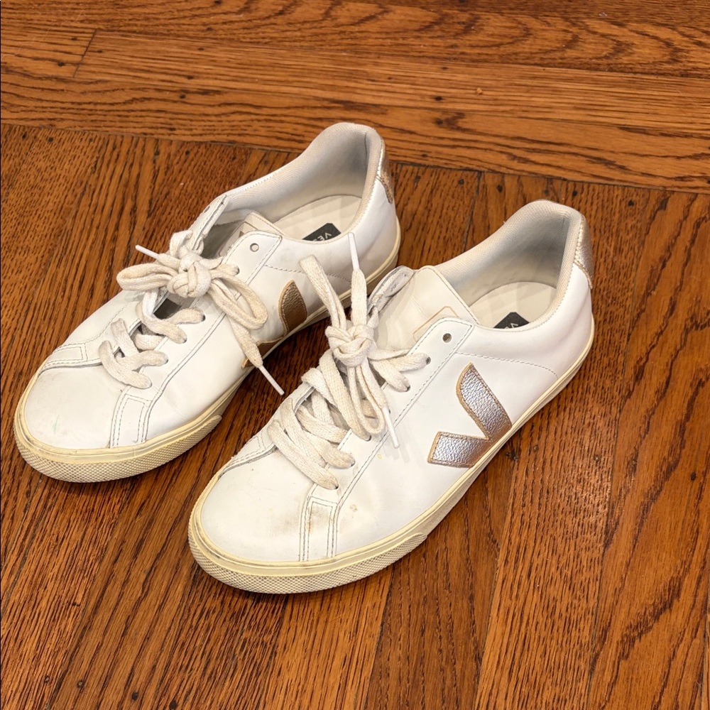 💕 VEJA Esplar Logo Leather Sneakers – White & Platine (Metallic Rose Gold) – 7